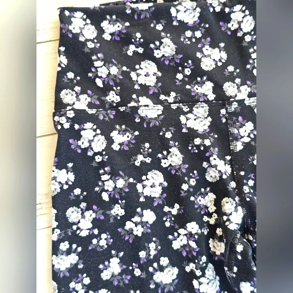 Victoria's Secret PINK ULTIMATE Black Purple Floral Leggings White Stripe Size M - Picture 5 of 7